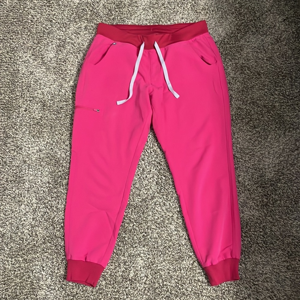 Women’s limited edition Figs shocking pink scrub joggers size Medium petite!